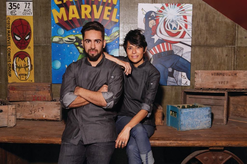 Die beiden Kochjacken überzeugen durch eine Vielzahl an Details sowie durch Stoffe, die höchsten Tragekomfort garantieren.