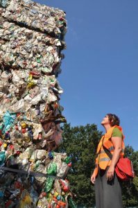 Professor Gilian Gerke ist Spezialistin für Ressourcenwirtschaft, Recycling/ Verwertung, Nachhaltigkeit und Ökobilanzierung