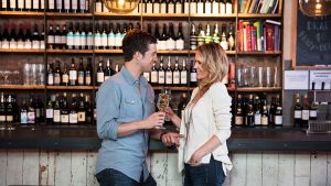 Gemeinsam in der Bar einen guten Tropfen geniessen.