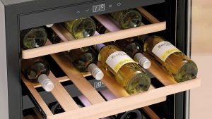 Elegantes Design und laufruhiger Kompressor ergänzen die geschützte Lagerung.