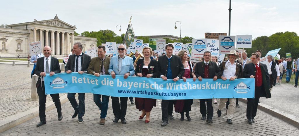 Marschierten für die Rettung der Branche durch München: Weinbaupräsident Arthur Steinmann, Bezirksvorsitzender Hans Jürgen Nägerl, Schriftführer Ralph Barthelmes, der Münchner Kreisvorsitzende Conrad Mayer, DEHOGA Bayern-Präsidentin Angela Inselkammer, Landesgeschäftsführer Thomas Geppert, Bundes-Geschäftsführerin Ingrid Hartges, Vizepräsident Andreas Brunner, Bezirksvorsitzender Johann Britsch und Stefan Wild, Vorsitzender des Fachbereiches Hotellerie (von links).