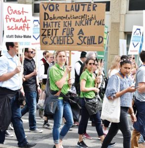 Kreative Transparente machten auf die Situation von Hotellerie und Gastronomie in Bayern aufmerksam.