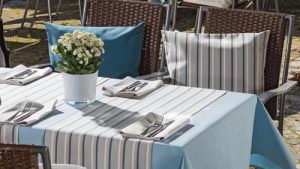 Die Mix and Match Gartentischwäsche sorgt für ein stillvolles Ambiente.