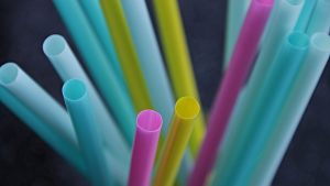 Plastikstrohhalme müssen reduziert oder abgeschafft werden.