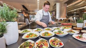 Das Anrichten der Speisen ist auf den großzügigen Arbeitsflächen von MKN für jeden Koch eine Freude.