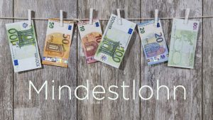 Der Mindestlohn soll in zwei Stufen erhöht werden.