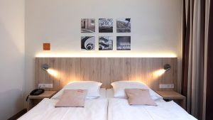 Die Kunstwerke an der Wand stammen von Instagram – und bringen den Gästen die Stadt charmant näher.