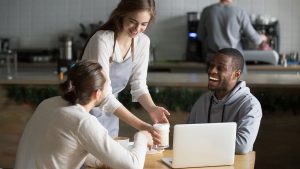 Mehr Zeit für Gäste durch Digitalisierung.