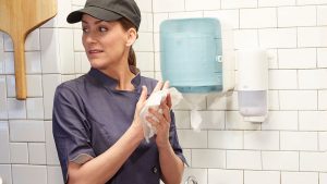 Mit einer Hand einfach an Papiertücher gelangen – mit Tork Reflex wird es möglich.