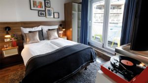 Liebevoll bis ins letzte Detail: Auch wenn kein Personal vor Ort ist, soll die Wohlfühlatmosphäre im Vordergrund stehen. Online ein- und auschecken, eine Runde entspannen mit dem schnellsten Internet Kölns und auf dem HD Smart-Flatscreen mit Apple TV noch die neuste Folge der Lieblingsserie schauen – und dann ab in die City!