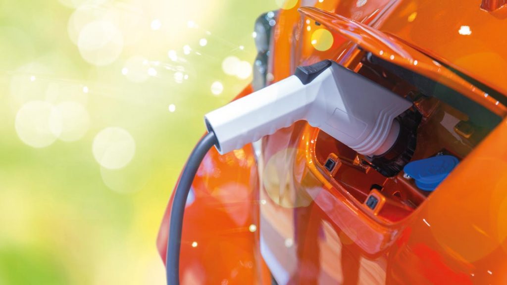 Wer selbst elektrisch unterwegs ist, sollte überlegen, eine Ladestation auch für Gäste zugänglich zu machen und so direkt einen Pluspunkt im Angebots-Portfolio hinzuzufügen.