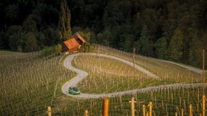 Das Genussmobil zeigt, wie es geht. An zahlreichen Ausgangspunkten in Österreich warten die BMW i3 Flitzer, um dem Gast eine Genusstour der besonderen Art zu bieten.