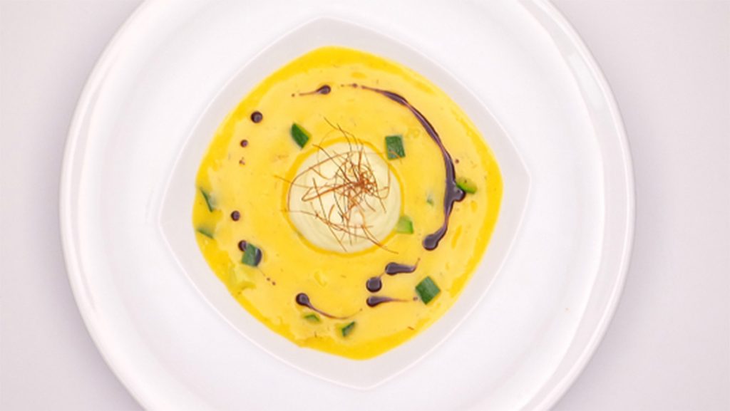 Kürbis-Zucchinisuppe mit Chili-Kartoffel-Schaum