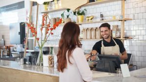 Das bargeldlose Bezahlen ist bereits seit vielen Jahrzehnten üblich. In Supermärkten, an der Tankstelle, in Hotels und in Boutiquen ist es seit Langem möglich, mit der Kredit- oder der Debitkarte zu bezahlen. In Bars und Restaurants bestand dieses Angebot jedoch bis vor einiger Zeit nur selten.
