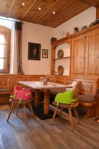 Frische Farben im Gastraum, einfache Befestigung und leichte Reinigung überzeugen Gastwirt und Gäste.