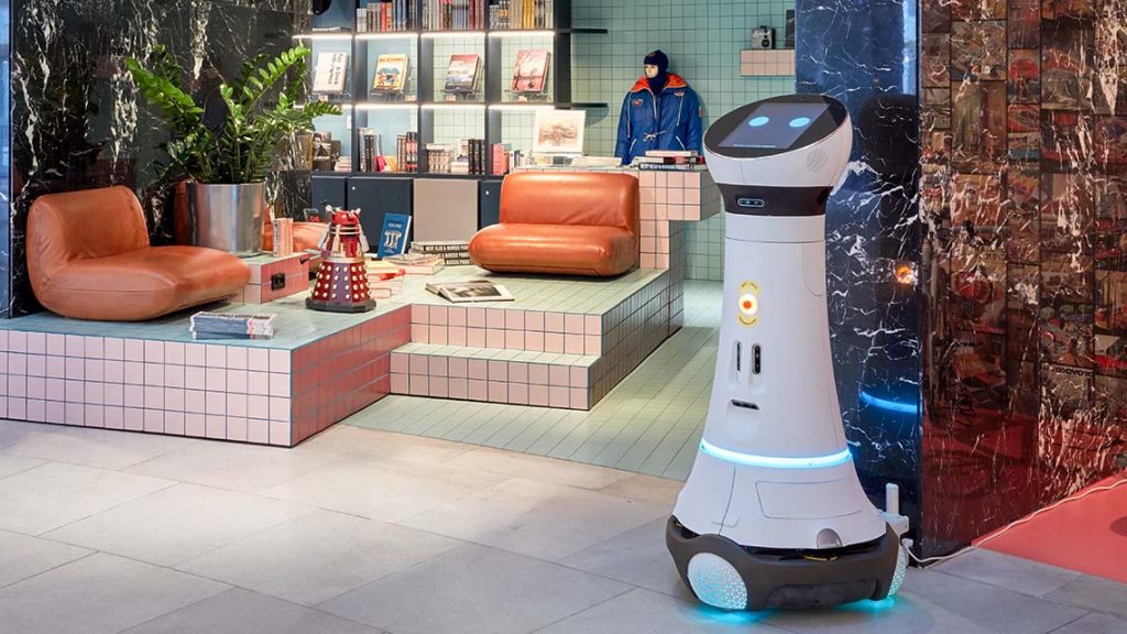 Robi wartet in der Lobby des 25hours Hotel The Circle auf die Gäste.