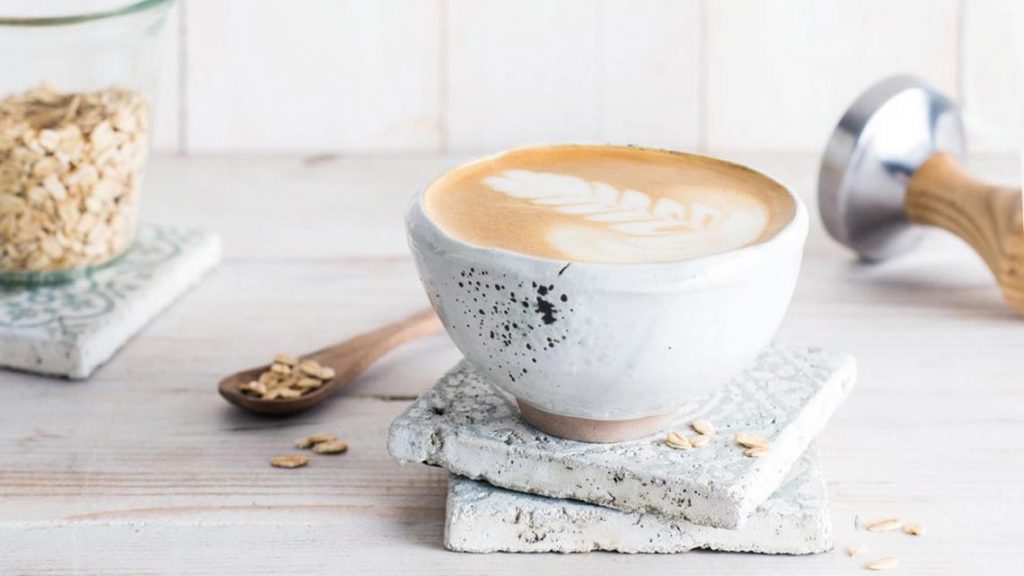 Er ist das Sahnehäubchen des Cappuccinos und die Basis jedes Latte Macchiatos: Milchschaum – im Idealfall cremig, standhaft und zart schmelzend.