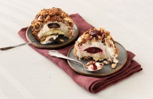 Saftiger Biskuitboden umhüllt von knusprigen karamellisierten Mandelstückchen