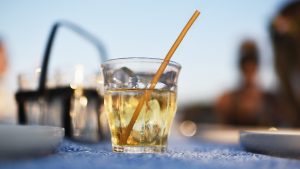 Der Superhalm bleibt 30 Minuten im Getränk stabil und kann dann verzehrt werden.