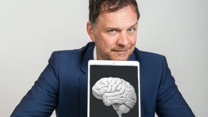 Der Neurowissenschaftler und Speaker Dr. Volker Busch fesselt seine Zuhörer und zieht sie in seinen Bann.