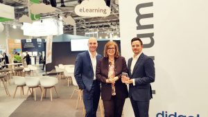 Das DHA-Team nimmt die Auszeichnung auf der didacta entgegen, v. links: Mirco Fretter, DHA-Geschäftsführer, Andrea Sahmer, DHA-Dozentin, Sascha Hölzle, DHA-Studientutor