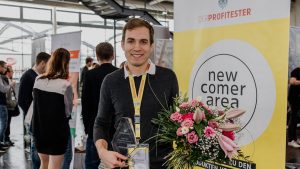 Der glückliche Gewinner des Awards.