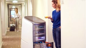 Der erste Room-Shopping-Roboter verwöhnt die Gäste.