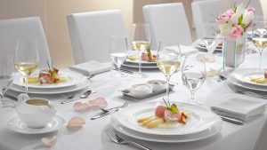 Ein perfekt gedeckter Tisch sorgt für glückliche Gäste.
