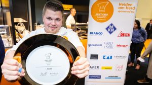 Kevin Gedike mit seiner Auszeichnung als Next Chef 2019