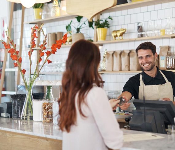 Das bargeldlose Bezahlen ist bereits seit vielen Jahrzehnten üblich. In Supermärkten, an der Tankstelle, in Hotels und in Boutiquen ist es seit Langem möglich, mit der Kredit- oder der Debitkarte zu bezahlen. In Bars und Restaurants bestand dieses Angebot jedoch bis vor einiger Zeit nur selten.