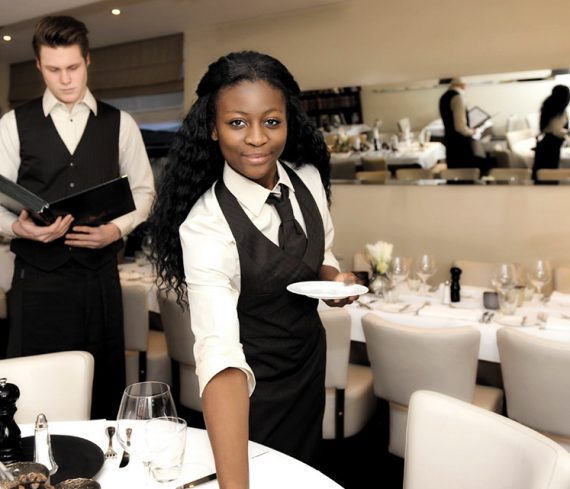 Berufsbekleidung repräsentiert das Unternehmen und sorgt für ein stimmiges Gesamtbild.